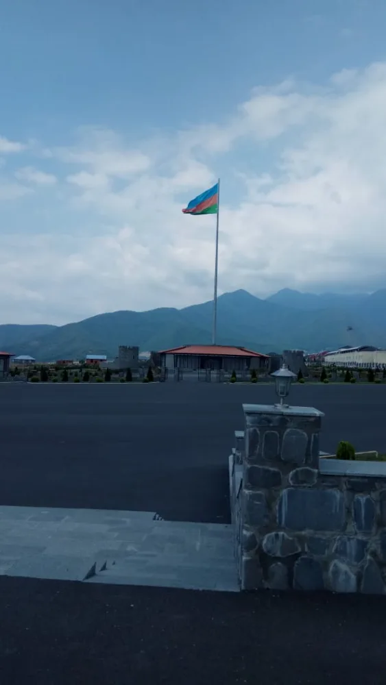 Qaxda Azərbaycan bayrağına hörmətsizlik - FOTO