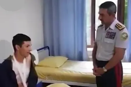 Elçin Quliyev yaralı əsgər və valideynləri ilə görüşdü