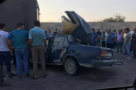 Qarşı yola çıxan VAZ “Kamaz”la toqquşdu