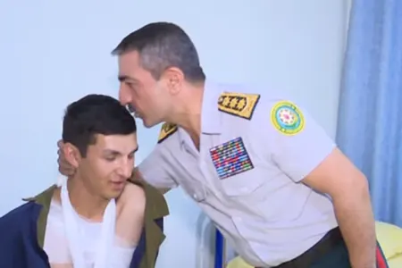 Elçin Quliyev yaralı əsgərin başından öpdü – - VİDEO