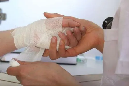 Ailəsi ilə dalaşıb damarlarını kəsdi - -vəziyyəti ağırdır