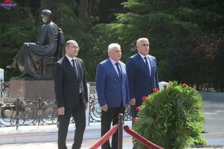 Mətbuat nümayəndələri Heydər Əliyevin məzarını ziyarət etdi -