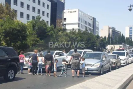 Bakıda qadınlar uşaqları ilə birlikdə yolu bağladı, hərəkət iflic oldu- - FOTO