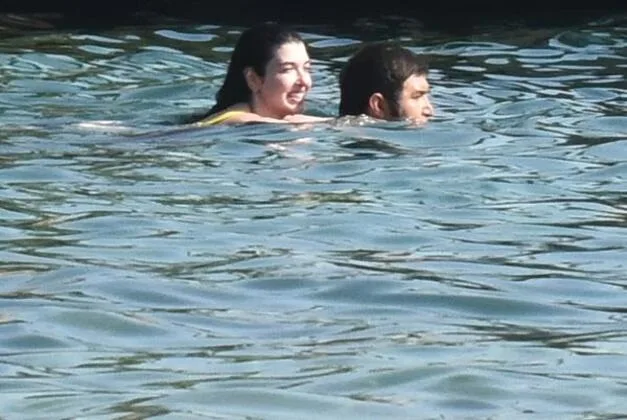 Məşhur aktrisa dənizdə ərinin belinə mindi və.... - FOTO