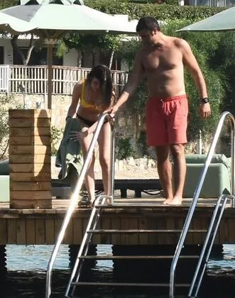 Məşhur aktrisa dənizdə ərinin belinə mindi və.... - FOTO
