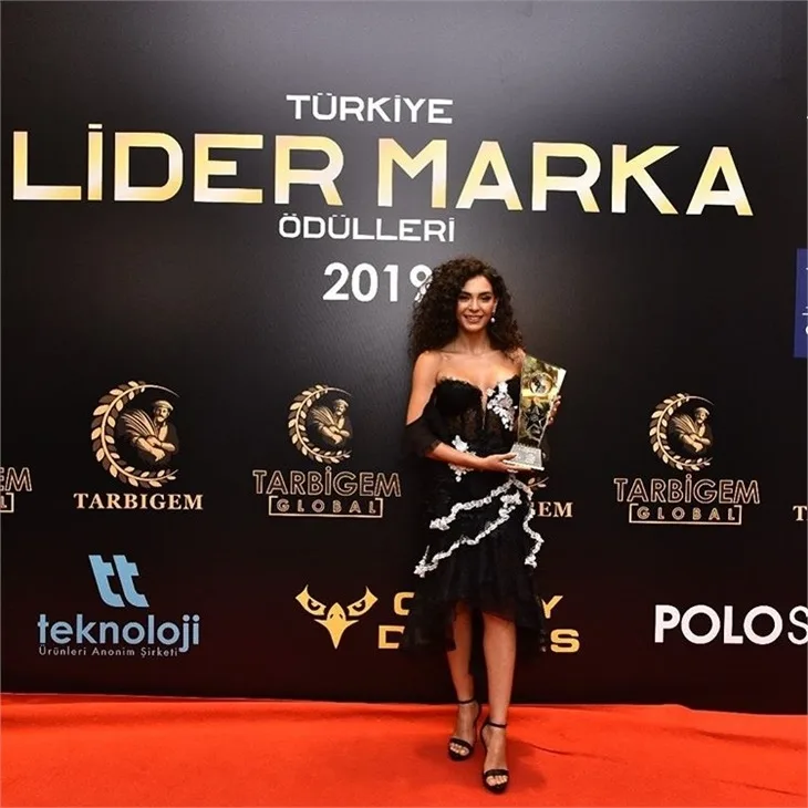 "Hercai"nin Reyyanı karyerasında - İLKƏ İMZA ATDI - FOTO