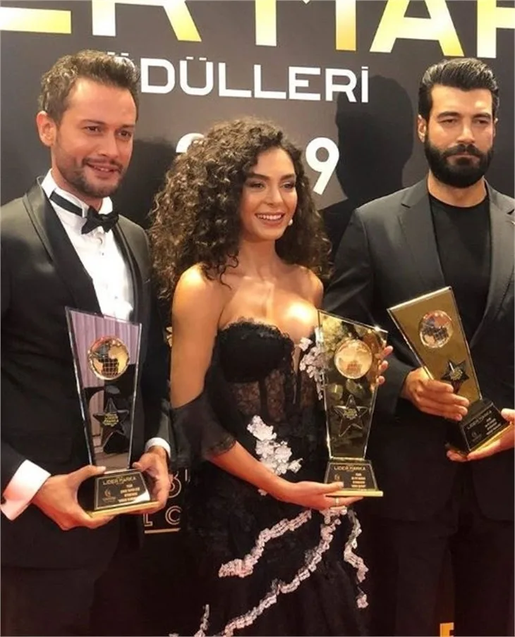 "Hercai"nin Reyyanı karyerasında - İLKƏ İMZA ATDI - FOTO