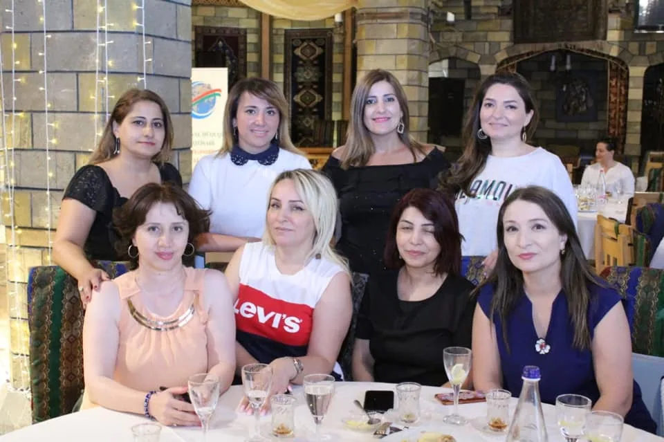 Qənirə Paşayeva jurnalistləri TƏBRİK ETDİ - FOTOLAR - VİDEO