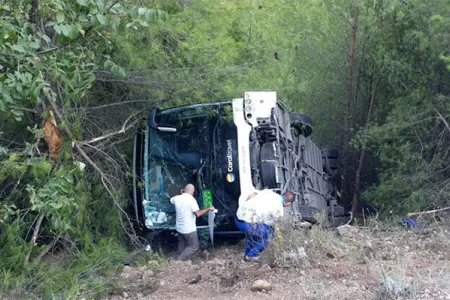 Antalyada turistlərin avtobusu dərəyə aşdı - 41 yaralı 