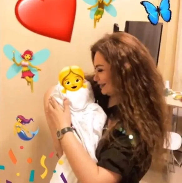 Könül Kərimova yeni doğulan nəvəsi ilə - FOTO