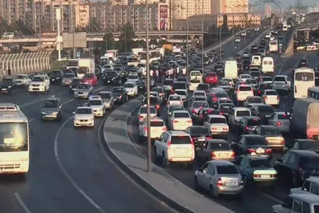 Ziya Bünyadov prospektində qəza - Yolda tıxac yarandı - FOTO
