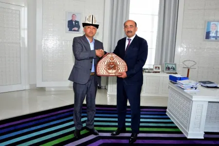 Əbülfəs Qarayev Qırğızıstan Milli Yazıçılar Birliyinin sədrini - QƏBUL ETDİ