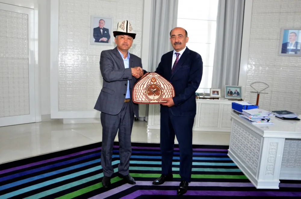 Əbülfəs Qarayev Qırğızıstan Milli Yazıçılar Birliyinin sədrini - QƏBUL ETDİ