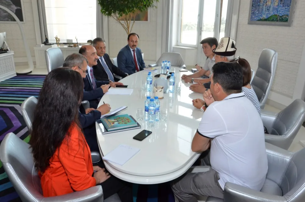 Əbülfəs Qarayev Qırğızıstan Milli Yazıçılar Birliyinin sədrini - QƏBUL ETDİ