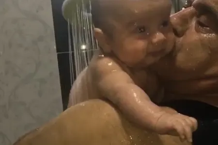 Tacir Şahmalıoğlu yeni doğulan övladı ilə hamamda - VİDEO