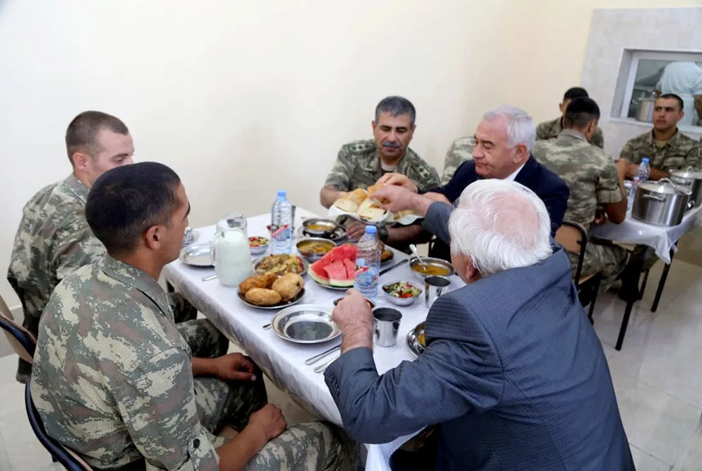 Zakir Həsənov cəbhədə: Aprel şəhidinin ailəsi ilə görüşdü - FOTO - VİDEO