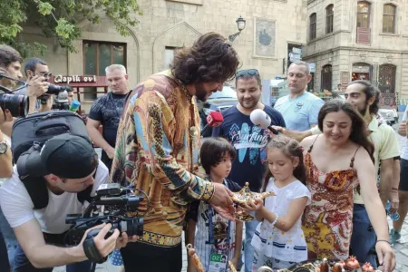 Filipp Kirkorov İçərişəhərdə qutab yedi - VİDEO
