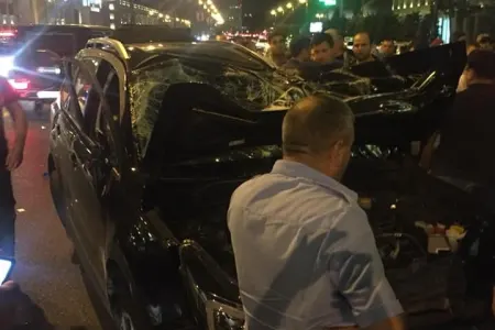 Heydər Əliyev prospektində ağır yol qəzası - -avtomobil aşdı