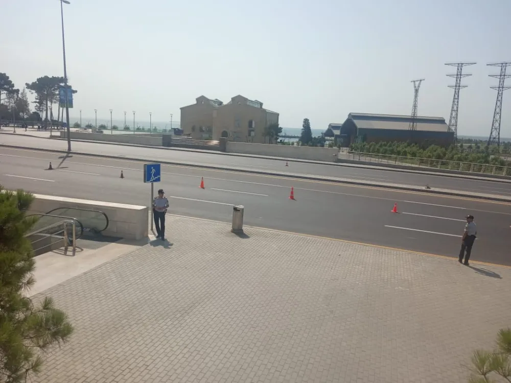 Səbail meydanında yollar bağlandı – - Taksi sürücüləri fürsətdən istifadə edir - FOTO - VİDEO