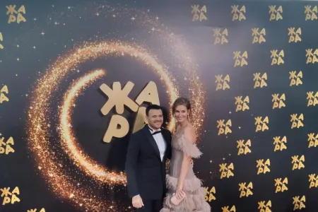 Emin Ağalarov həyat yoldaşı ilə - QIZMIZI XALÇADA - FOTO
