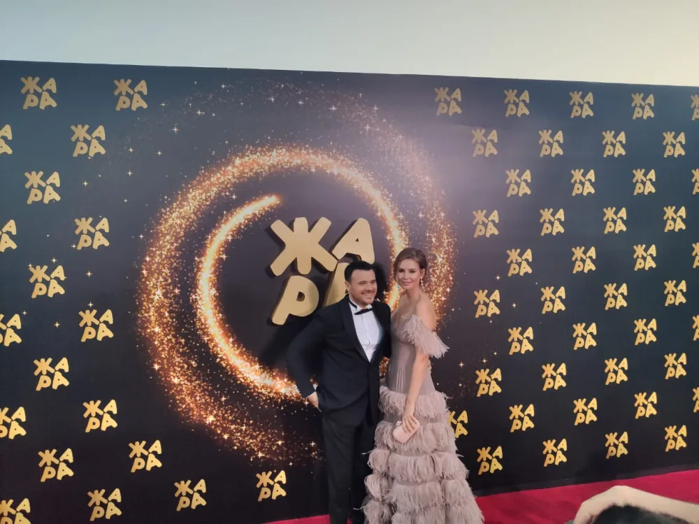 Emin Ağalarov həyat yoldaşı ilə - QIZMIZI XALÇADA - FOTO