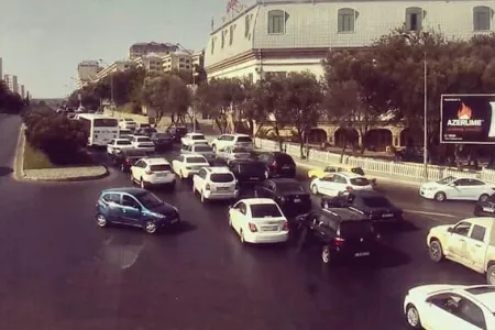 Bakıda qəza avtomobillərin sıxlığına səbəb oldu - FOTO