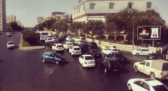 Bakıda qəza avtomobillərin sıxlığına səbəb oldu - FOTO