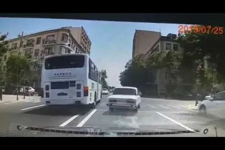 Bakıda marşrut avtobusu qırmızıda belə keçdi - VİDEO