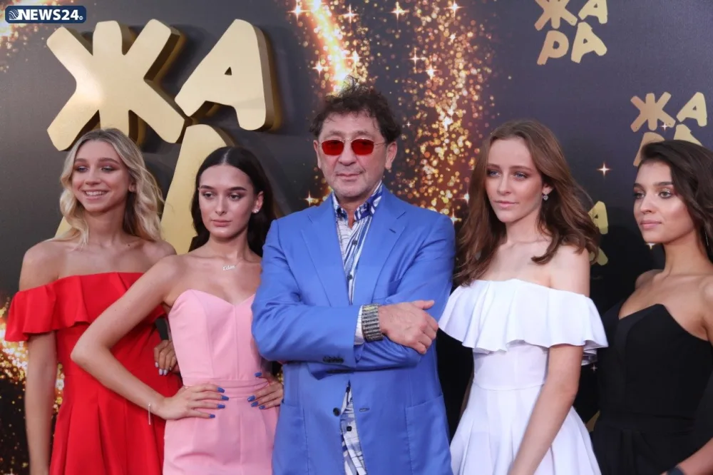 "Jara" nın qırmızı xalısında dəb yarışı - İkinci gün nə ilə yadda qaldı -FOTOLAR