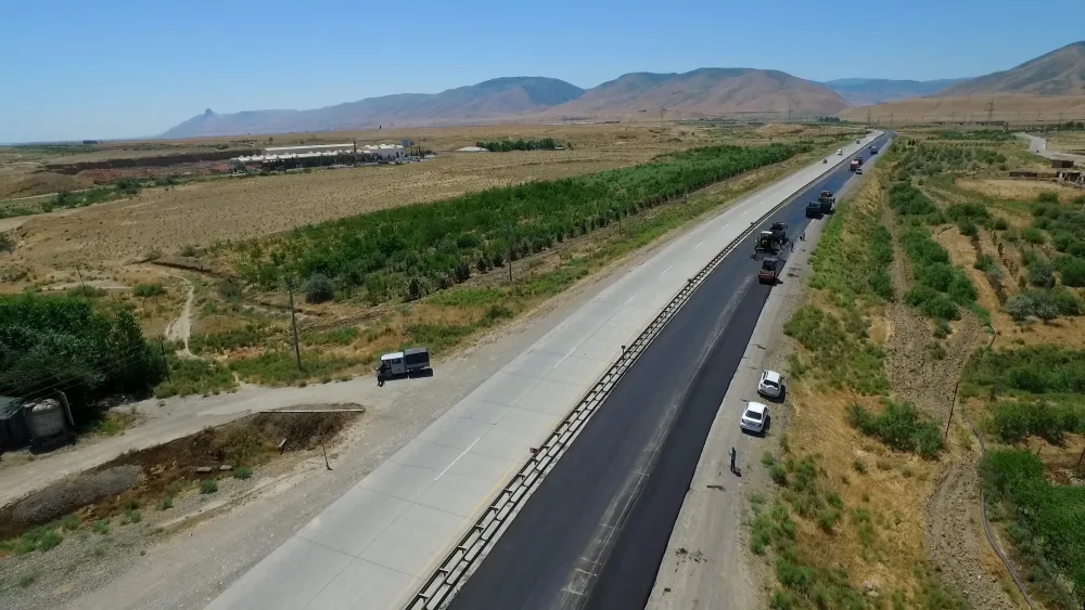 Bakı-Quba magistral yolunda çatlar yaranıb - FOTO