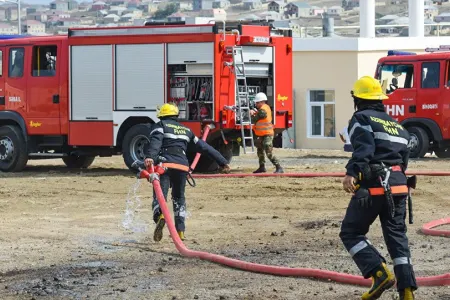 Bakıda beşmərtəbəli binada - YANĞIN