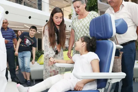 Leyla Əliyeva hospitalda uşaqlarla görüşüb - Fotolar