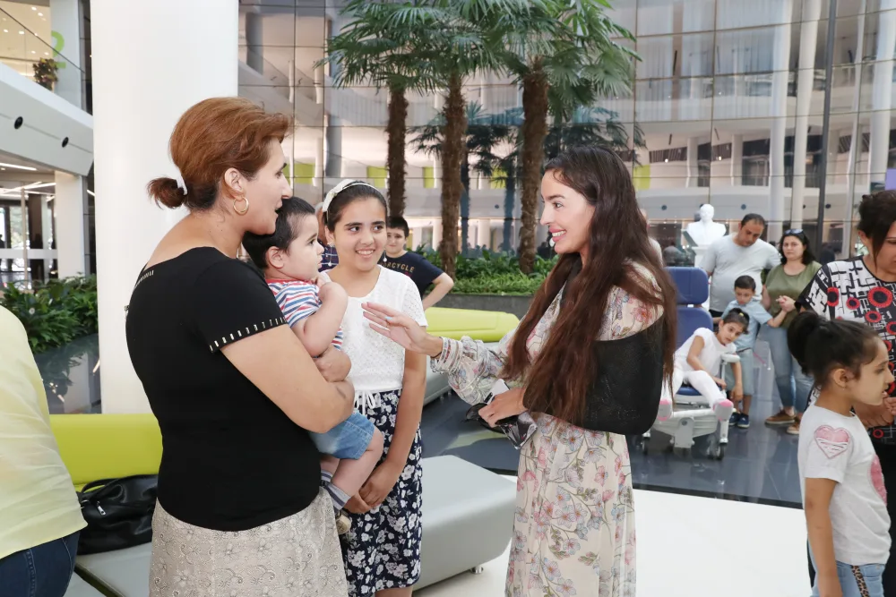 Leyla Əliyeva hospitalda uşaqlarla görüşüb - Fotolar