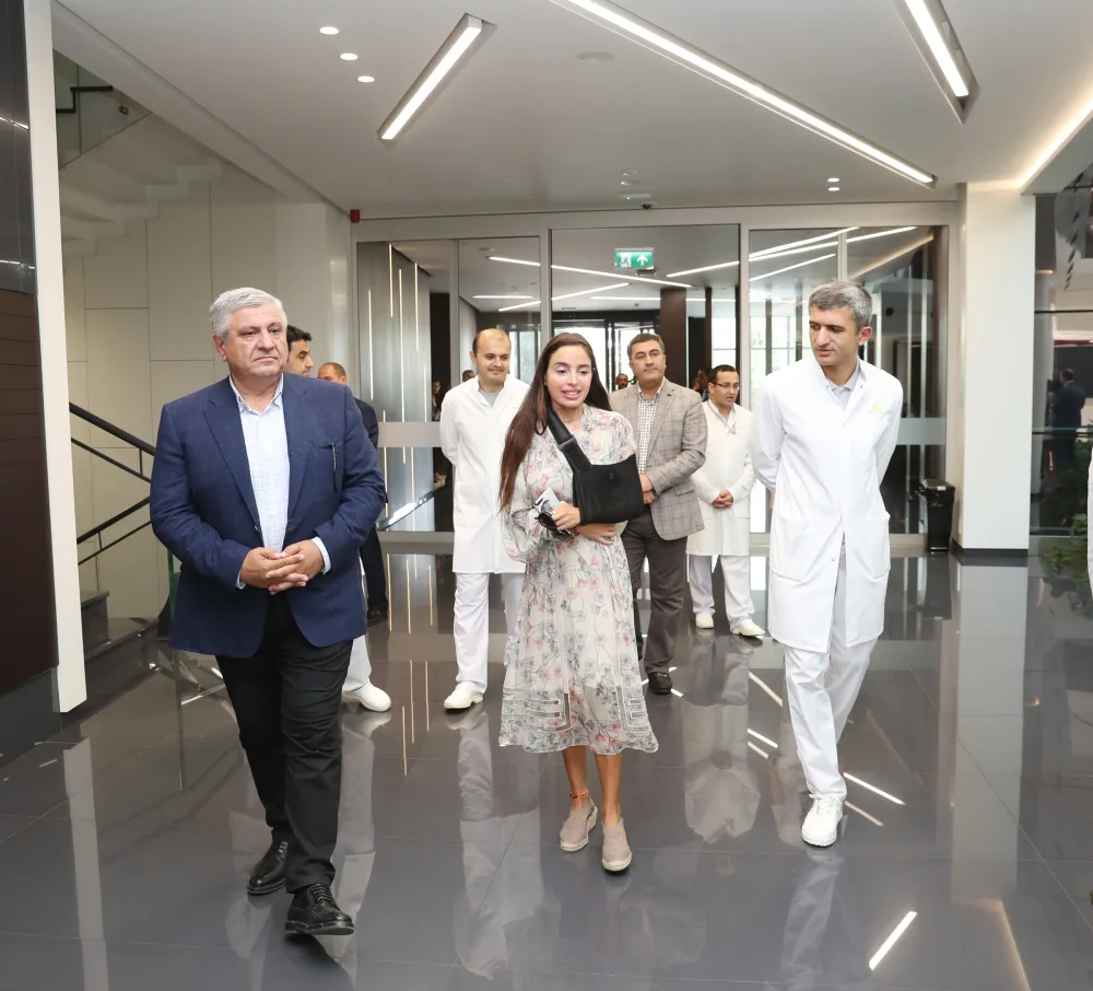 Leyla Əliyeva hospitalda uşaqlarla görüşüb - Fotolar