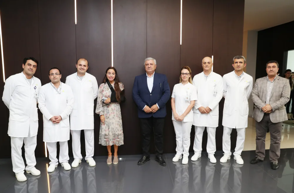 Leyla Əliyeva hospitalda uşaqlarla görüşüb - Fotolar