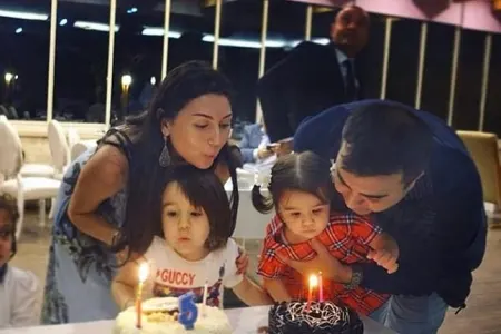 3 uşaq anası Safuranın ailəsi ilə - Fotoları