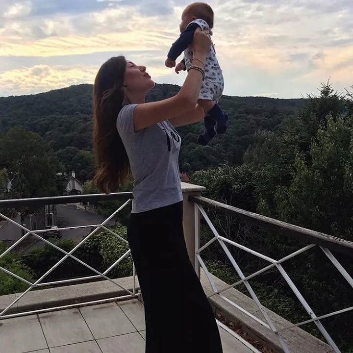 3 uşaq anası Safuranın ailəsi ilə - Fotoları