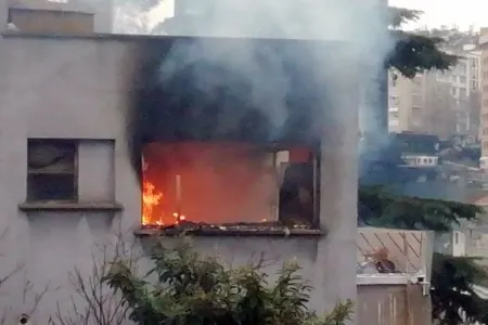 Qaradağda 3 mərtəbəli bina yanıb
