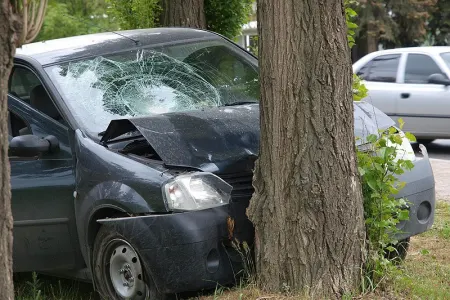 Avtomobil piyadanı vurduqdan sonra ağaca çırpıldı - Sumqayıtda