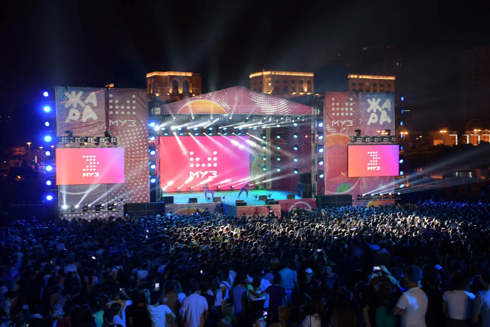 Heydər Əliyev Mərkəzinin parkında “MUZ-TV diskoteka” - FOTOLAR