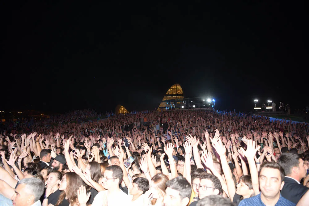 Heydər Əliyev Mərkəzinin parkında “MUZ-TV diskoteka” - FOTOLAR