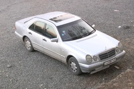 Əmisi oğlunun avtomobilini oğurladı, qəza törətdi