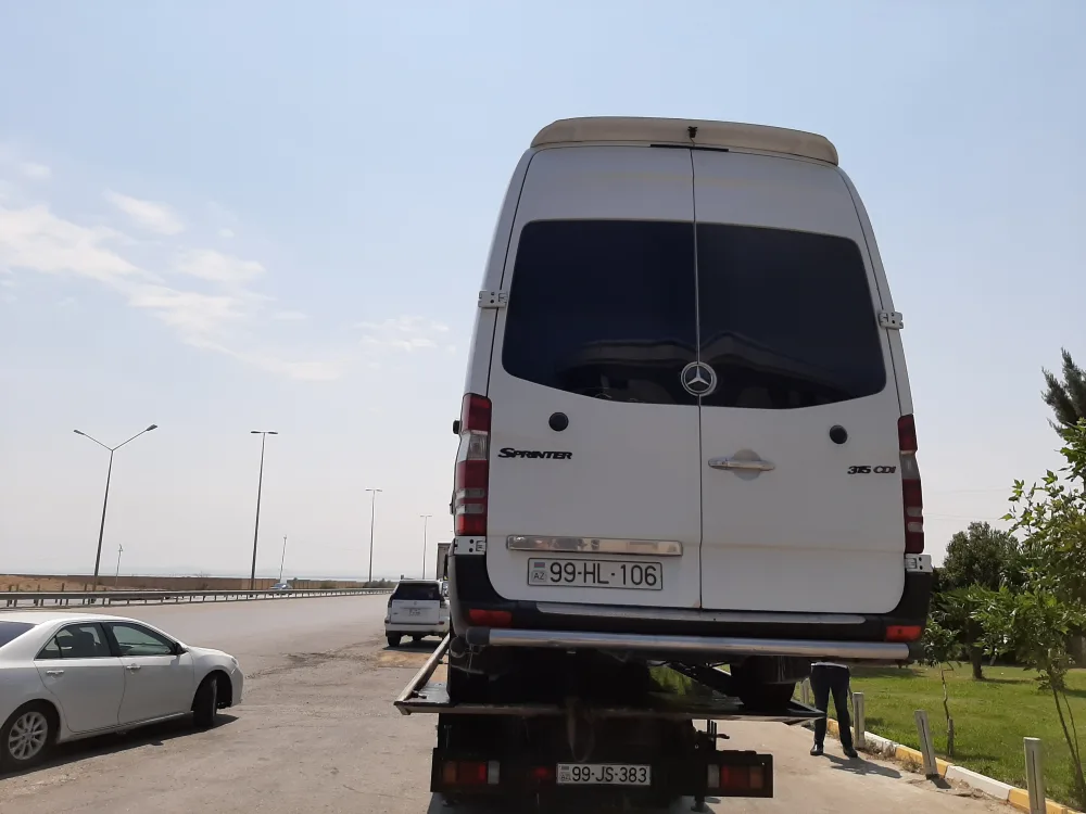 Avtomobil yandı, tüstüdən boğulan turistlər - son anda XİLAS EDİLDİ