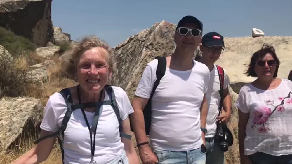 Avtomobil yandı, tüstüdən boğulan turistlər - son anda XİLAS EDİLDİ