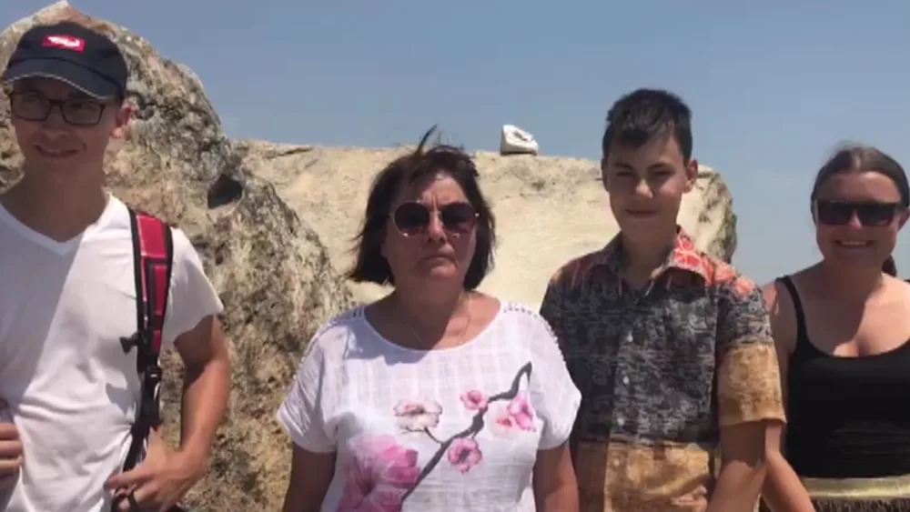 Avtomobil yandı, tüstüdən boğulan turistlər - son anda XİLAS EDİLDİ