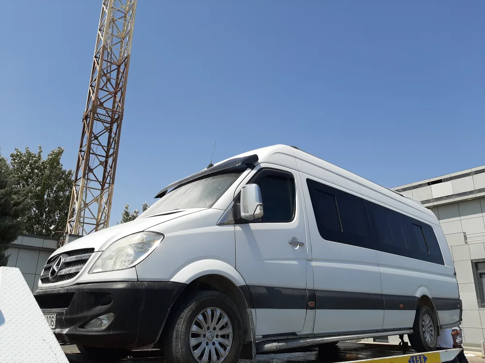 Avtomobil yandı, tüstüdən boğulan turistlər - son anda XİLAS EDİLDİ