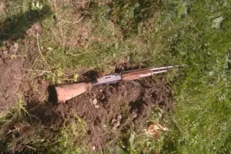 Evinin həyətində torpağa basdırılmış tüfəng tapdı - Polislərə təhvil verdi