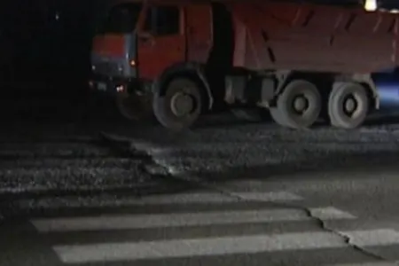 "Kamaz" markalı yük avtomobili piyadanı vurdu