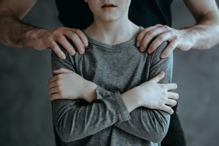 Birgə yaşadığı kişini pedofillikdə günahlandırdı - 14 yaşlı qıza cinsi zorakılıq