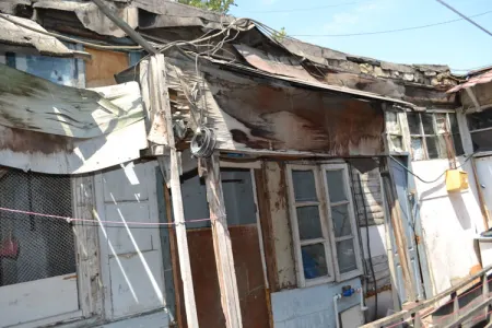 Bakıda qəzalı vəziyyətdə olan 17 binanın sakinləri köçürülür - FOTOLAR